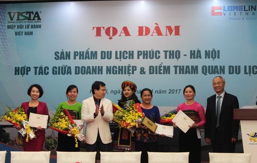 Phó Tổng cục trưởng Tổng cục Du lịch Hà Văn Siêu và Phó Chủ tịch Hiệp hội Du lịch Việt Nam Vũ Thế Bình trao tặng giải thưởng ASEAN cho 5 homestay